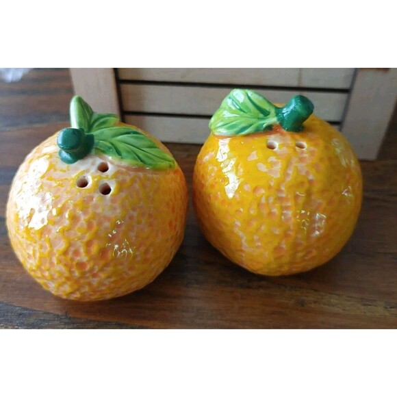 Cracker Barrel Boxed Ceramic 3x2in Orange Crate Salt & Pepper Set NOS - Picture 1 of 7